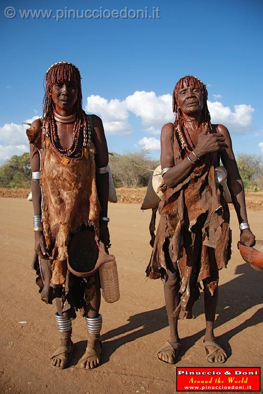 Ethiopia - Sulla strada per Turni - 48 - Anziane donne Hamer.jpg